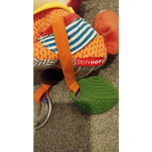 https://s1.kuantokusta.pt/img_upload/produtos_brinquedospuericultura/139702_83_skip-hop-peluche-bandana-buddies-fox.jpg