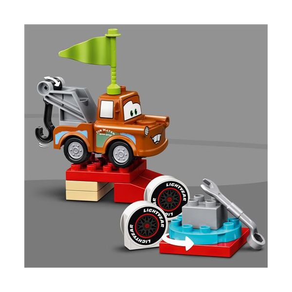 LEGO 10924 Conjunto de jogos do dia da corrida de Cars Lightning McQue