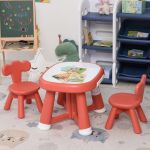 Homcom Conjunto de Mesa Infantil e 2 Cadeiras com Quadro Branco Multifuncional para Crianças Acima de 12 Meses 64,4x52x45,6 Vermelho Coral