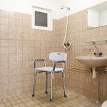 Homcom Cadeira Ortopédica Regulável para Banho 135 kg 46,5x54,2x72,5-85cm